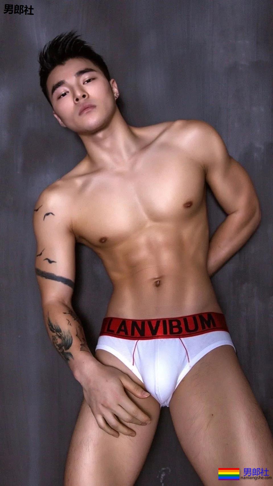 名暖和男票拍大片身材非常火爆，结实的胸肌把衣服涨破了。 - 51虹马