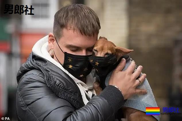 真贤惠惹！英国男模为丈夫缝口罩 - 51虹马