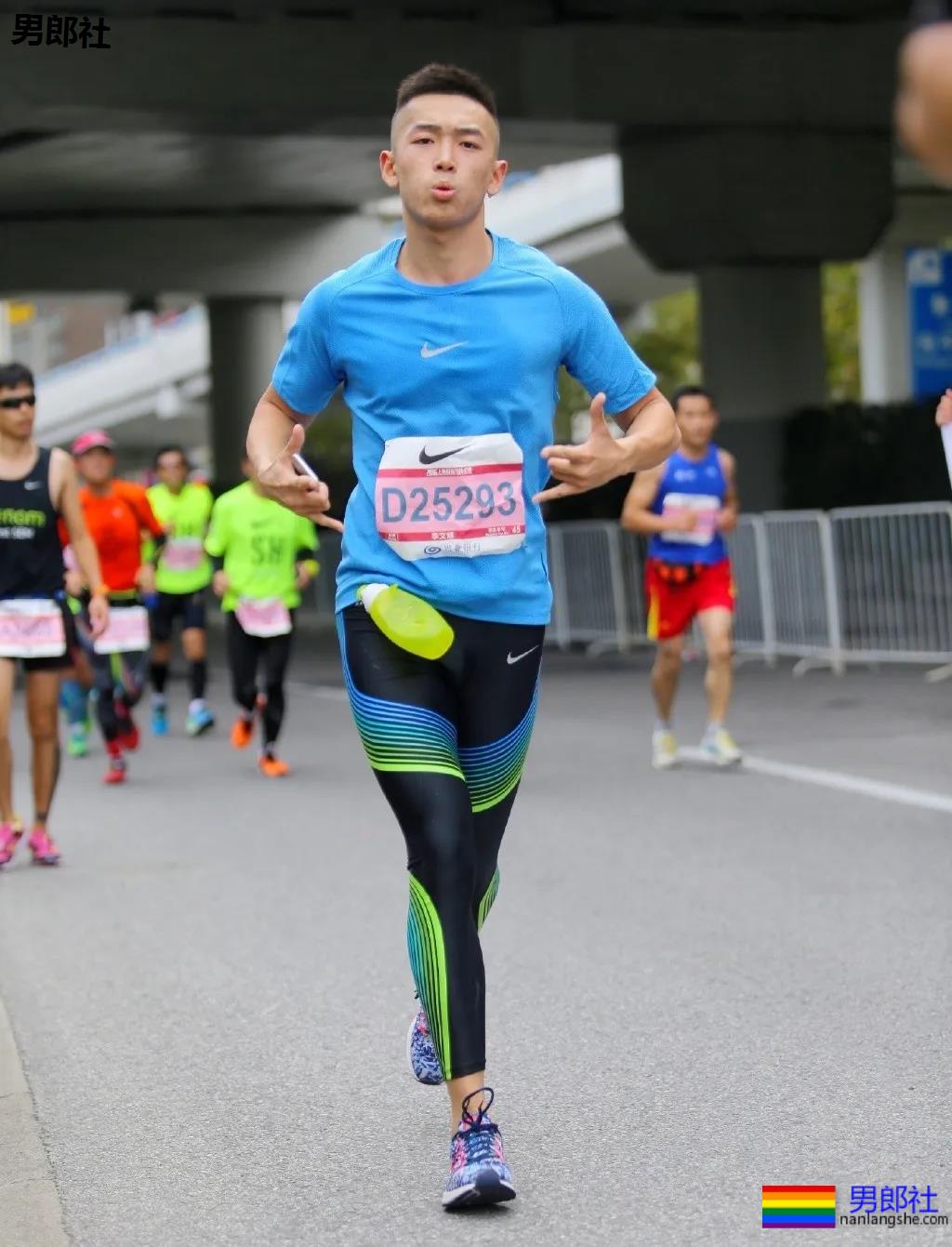 肌肉男公关大尺照非常有料，刘姥姥“看中”的人实力都不会太小！ - 51虹马