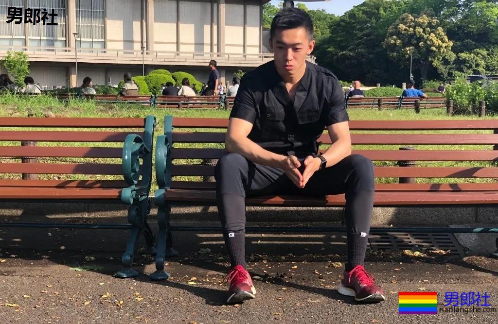 肌肉男公关大尺照非常有料，刘姥姥“看中”的人实力都不会太小！ - 51虹马