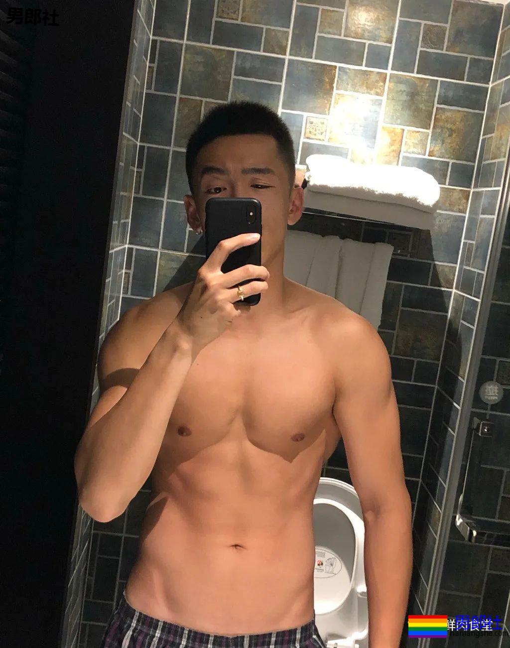 肌肉男公关大尺照非常有料，刘姥姥“看中”的人实力都不会太小！ - 51虹马