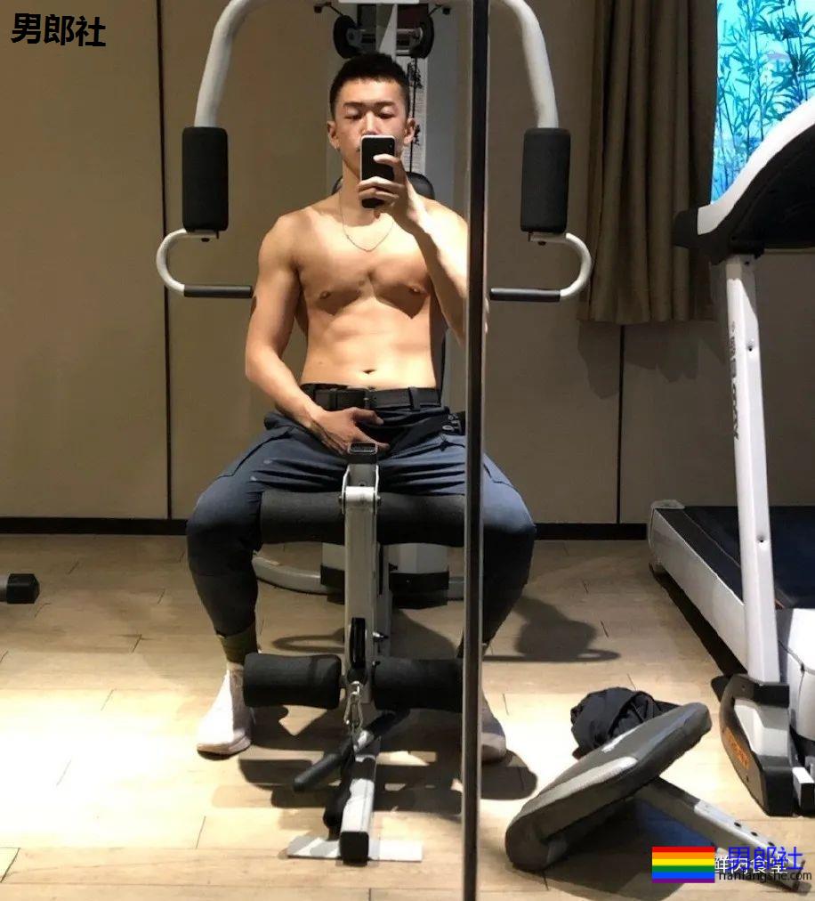 肌肉男公关大尺照非常有料，刘姥姥“看中”的人实力都不会太小！ - 51虹马