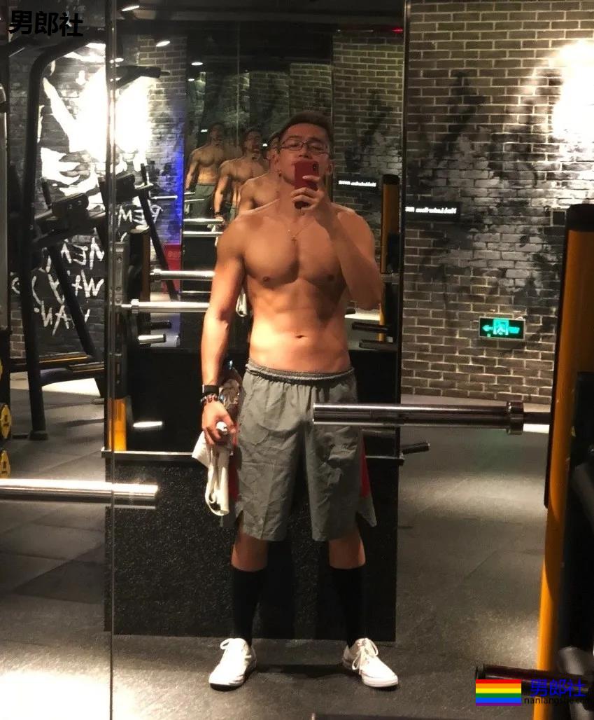肌肉男公关大尺照非常有料，刘姥姥“看中”的人实力都不会太小！ - 51虹马