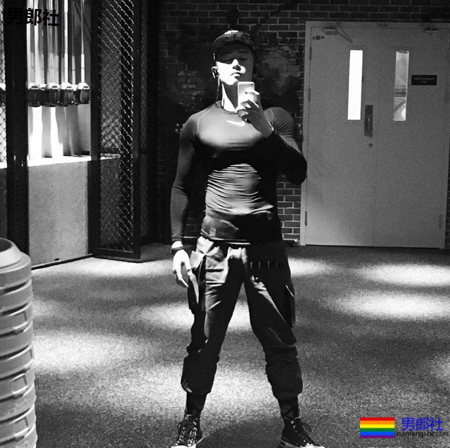 肌肉男公关大尺照非常有料，刘姥姥“看中”的人实力都不会太小！ - 51虹马