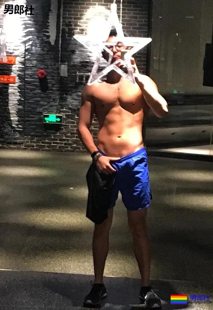 肌肉男公关大尺照非常有料，刘姥姥“看中”的人实力都不会太小！ - 51虹马