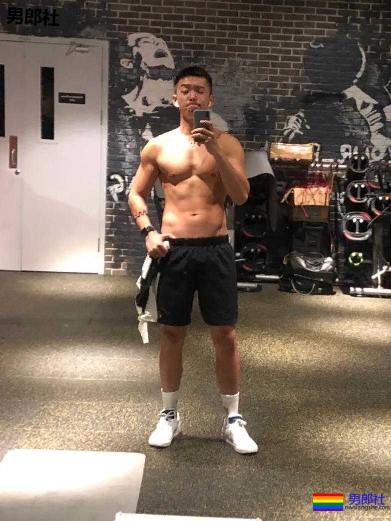 肌肉男公关大尺照非常有料，刘姥姥“看中”的人实力都不会太小！ - 51虹马