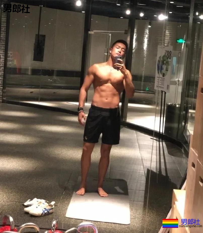 肌肉男公关大尺照非常有料，刘姥姥“看中”的人实力都不会太小！ - 51虹马