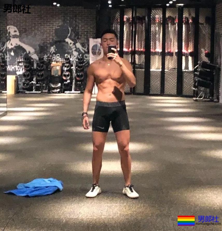 肌肉男公关大尺照非常有料，刘姥姥“看中”的人实力都不会太小！ - 51虹马