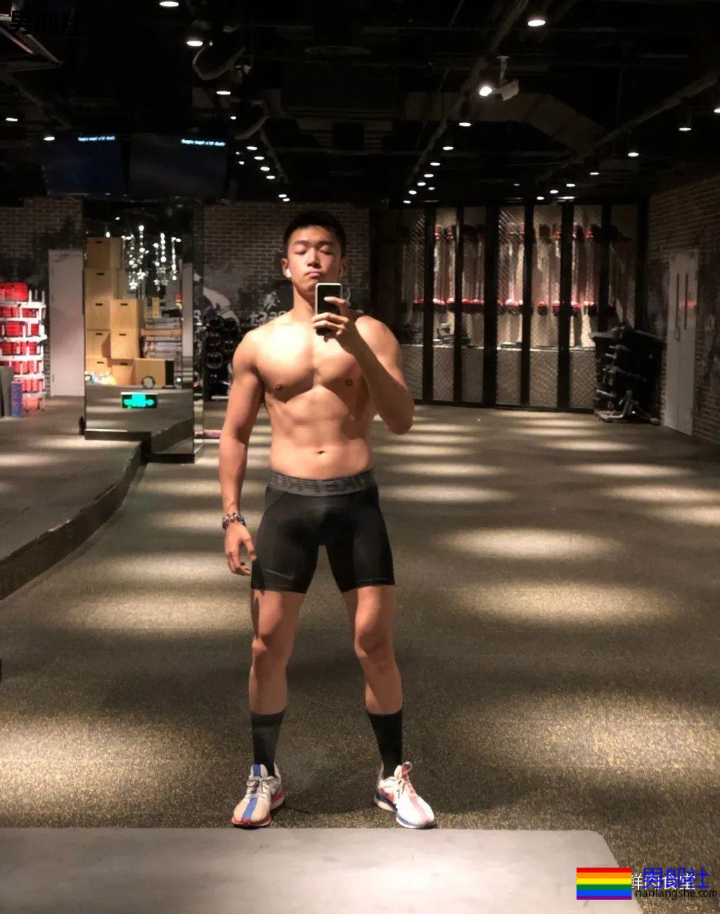 肌肉男公关大尺照非常有料，刘姥姥“看中”的人实力都不会太小！ - 51虹马