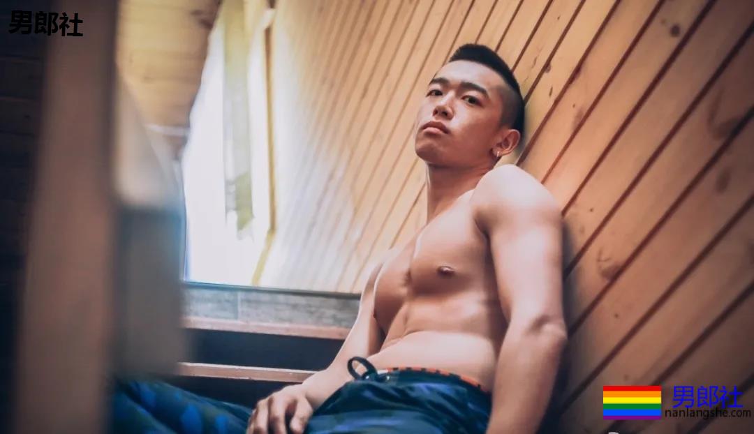 肌肉男公关大尺照非常有料，刘姥姥“看中”的人实力都不会太小！ - 51虹马