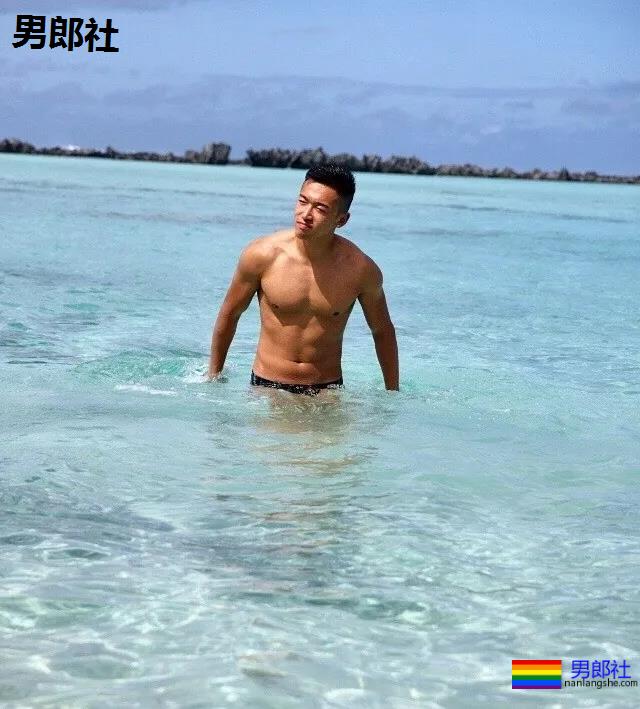 肌肉男公关大尺照非常有料，刘姥姥“看中”的人实力都不会太小！ - 51虹马