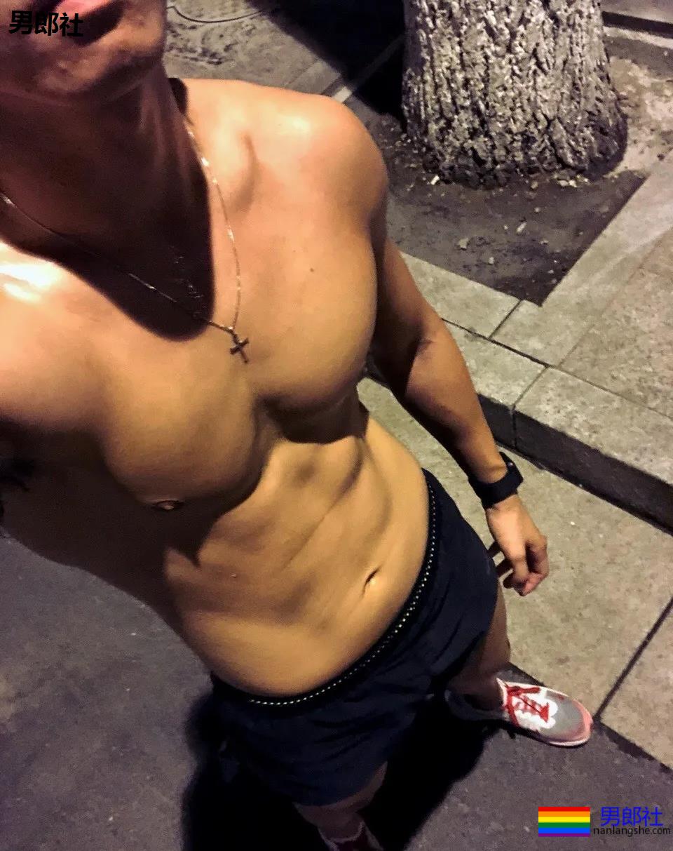 肌肉男公关大尺照非常有料，刘姥姥“看中”的人实力都不会太小！ - 51虹马