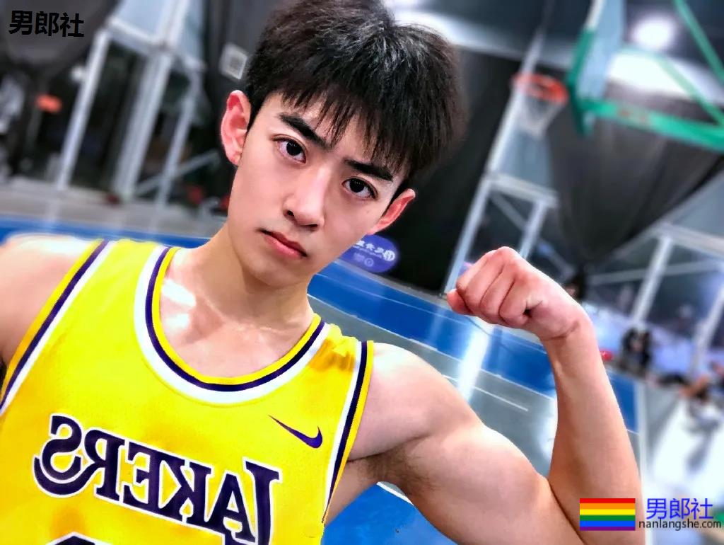 一秒沦陷的初恋脸!00后制服体育生长大了,你想撩谁? - 51虹马 一秒沦陷的初恋脸!00后制服体育生长大了,你想撩谁? - 51虹马