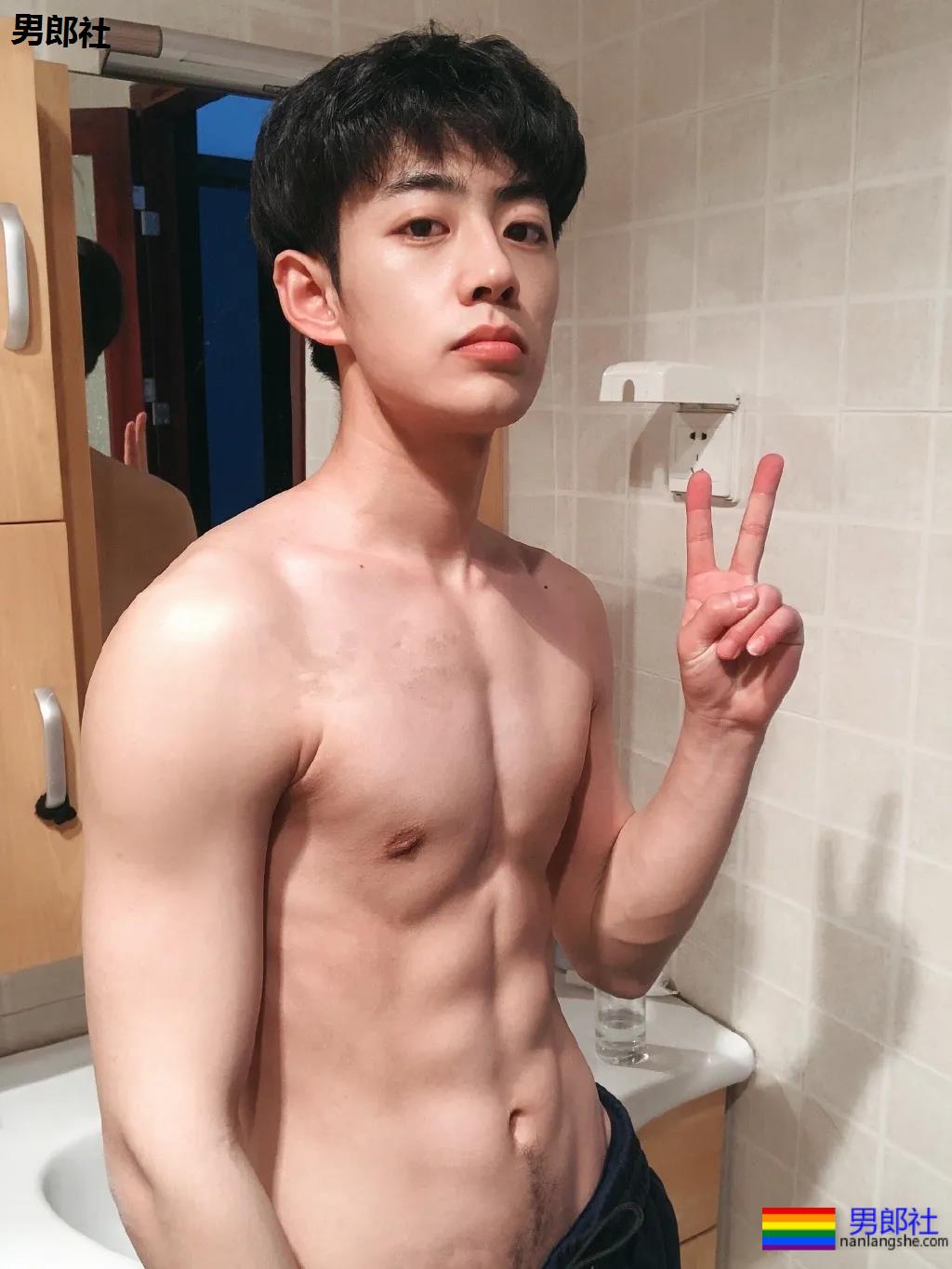 一秒沦陷的初恋脸!00后制服体育生长大了,你想撩谁? - 51虹马 一秒沦陷的初恋脸!00后制服体育生长大了,你想撩谁? - 51虹马