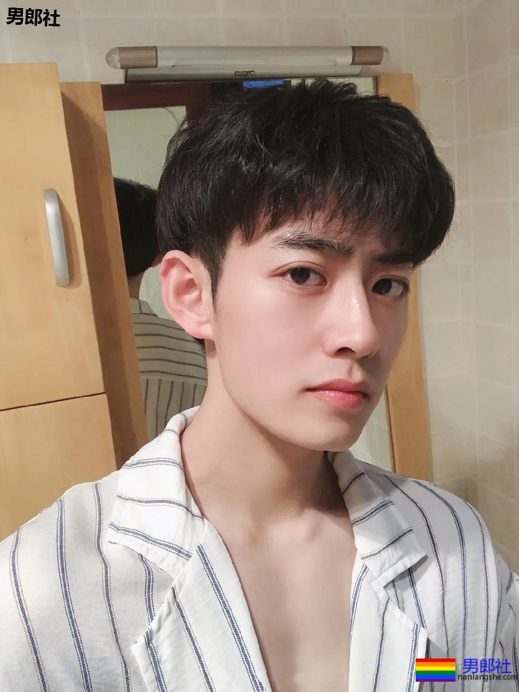 一秒沦陷的初恋脸!00后制服体育生长大了,你想撩谁? - 51虹马 一秒沦陷的初恋脸!00后制服体育生长大了,你想撩谁? - 51虹马