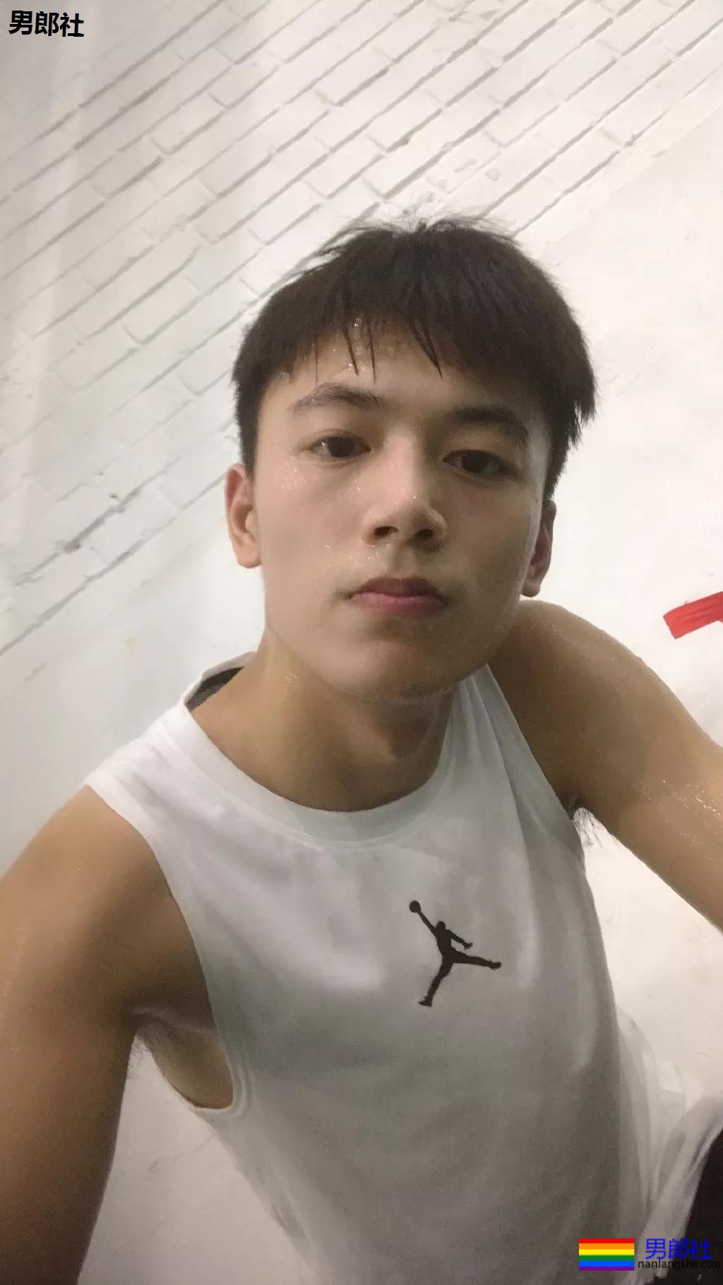 一秒沦陷的初恋脸!00后制服体育生长大了,你想撩谁? - 51虹马 一秒沦陷的初恋脸!00后制服体育生长大了,你想撩谁? - 51虹马