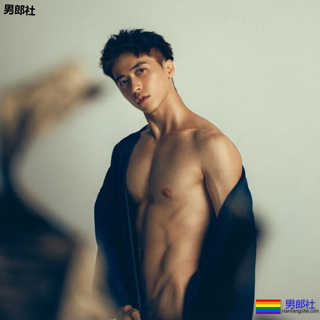 神似许魏洲的筋肉奶狗禸褲男模，他的私房照很sexy！ - 51虹马