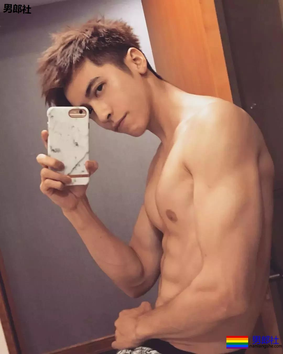 神似许魏洲的筋肉奶狗禸褲男模，他的私房照很sexy！ - 51虹马