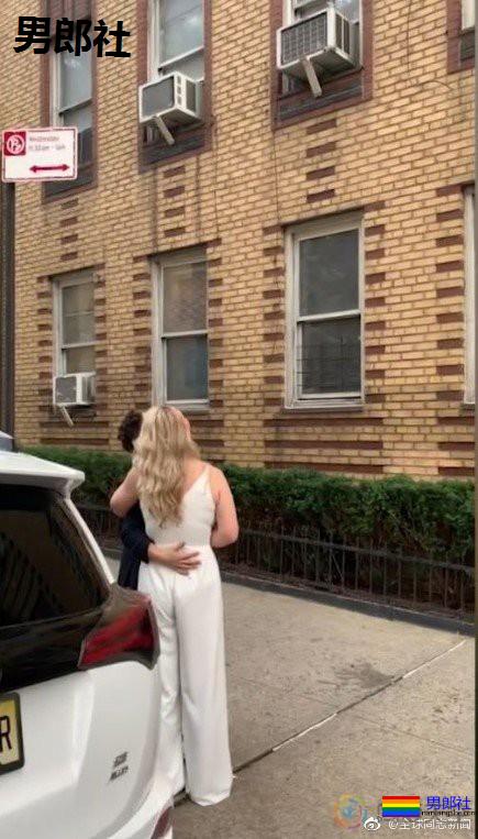 纽约：疫情下的一场同性婚礼，新人在路边，主持人在四楼 - 51虹马