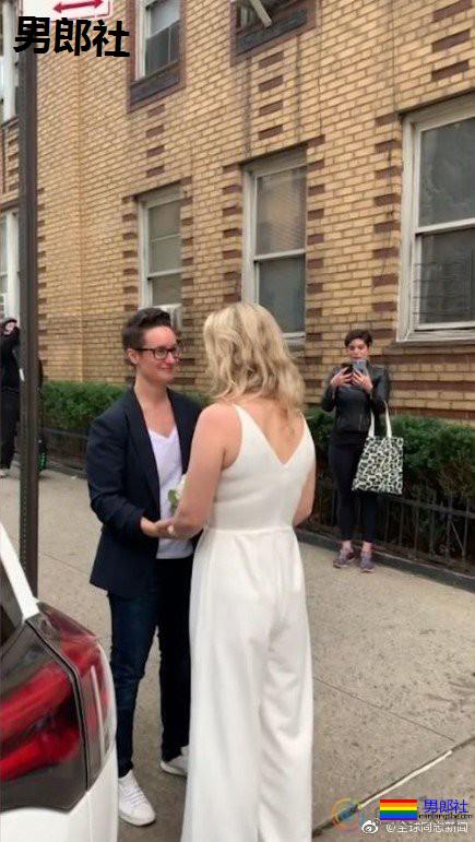 纽约：疫情下的一场同性婚礼，新人在路边，主持人在四楼 - 51虹马