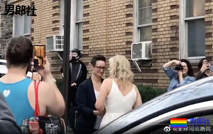 纽约：疫情下的一场同性婚礼，新人在路边，主持人在四楼 - 51虹马