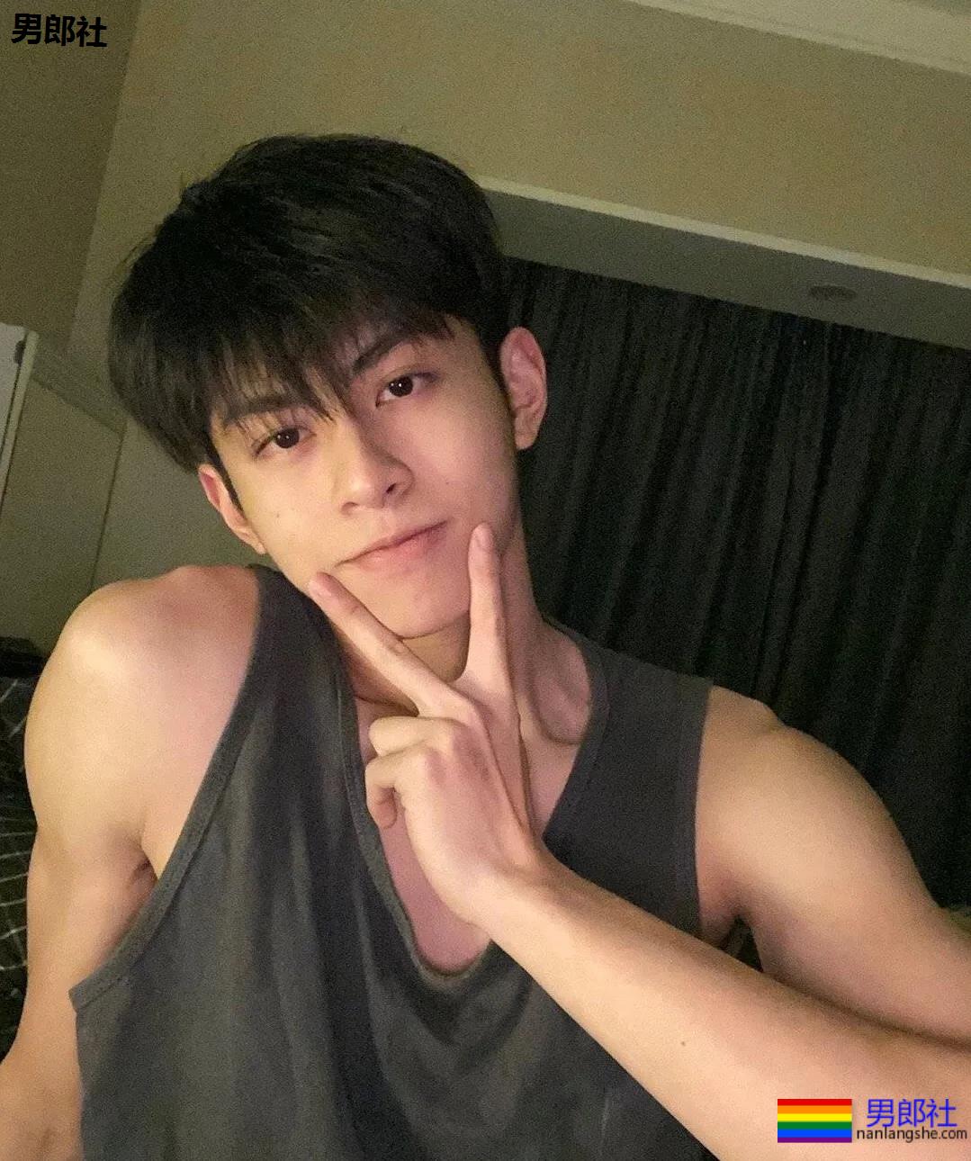 抖音网红小哥，颜值身材兼备 - 51虹马