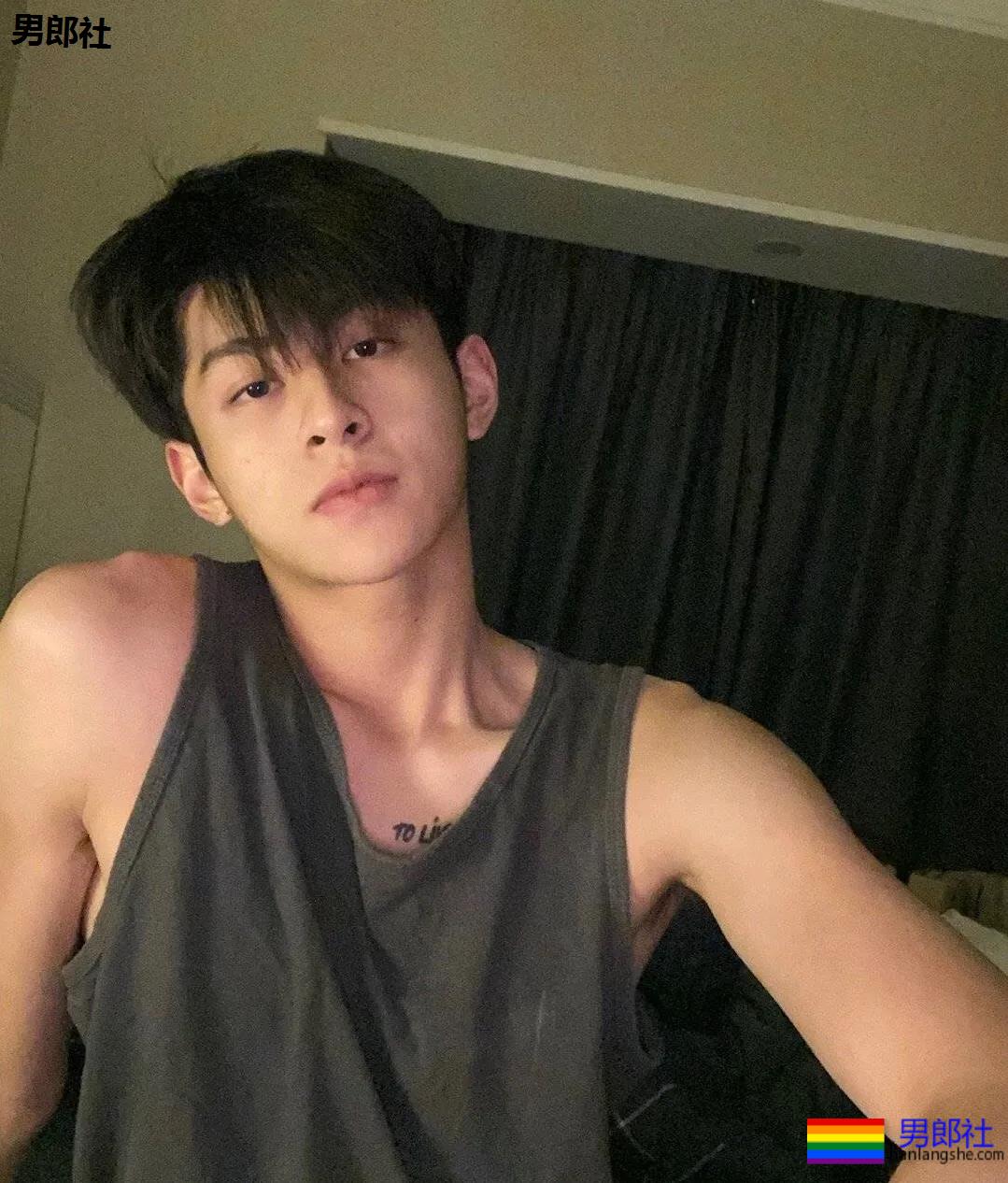 抖音网红小哥，颜值身材兼备 - 51虹马