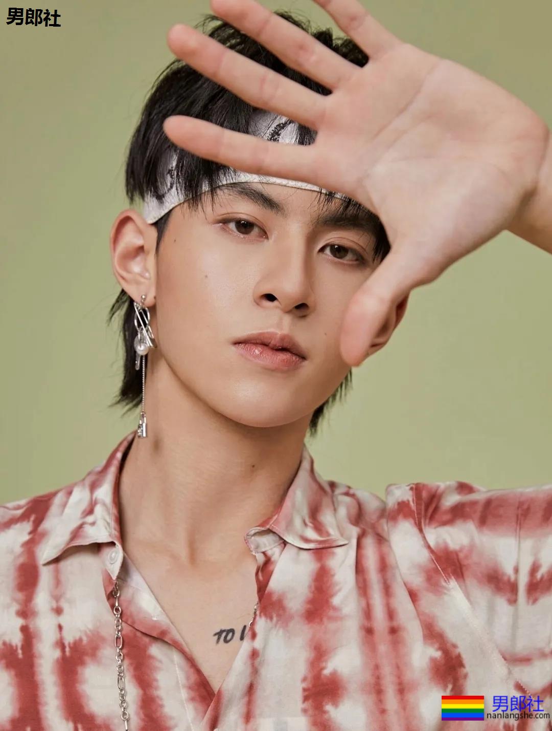 抖音网红小哥，颜值身材兼备 - 51虹马