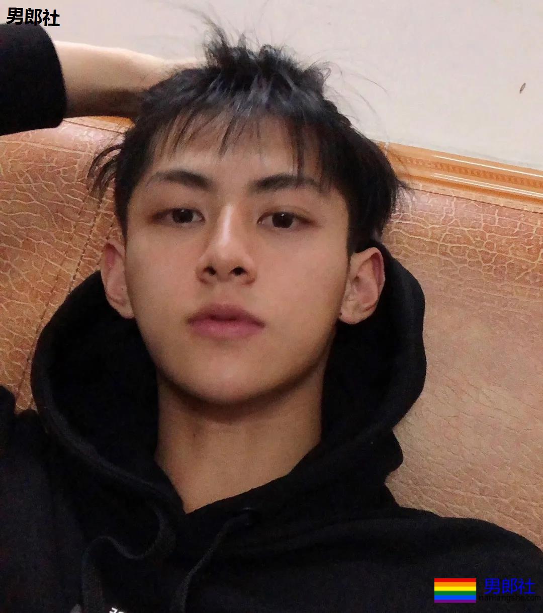 抖音网红小哥，颜值身材兼备 - 51虹马