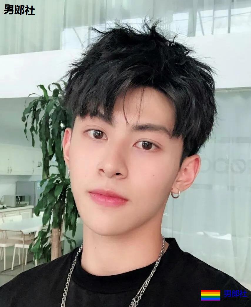 抖音网红小哥，颜值身材兼备 - 51虹马