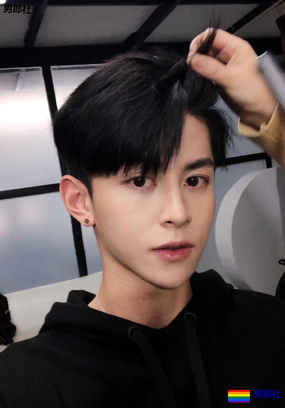 抖音网红小哥，颜值身材兼备 - 51虹马