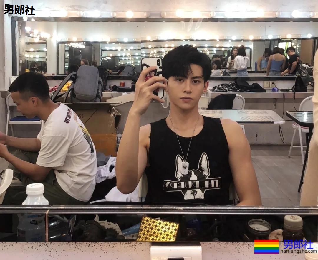 抖音网红小哥，颜值身材兼备 - 51虹马