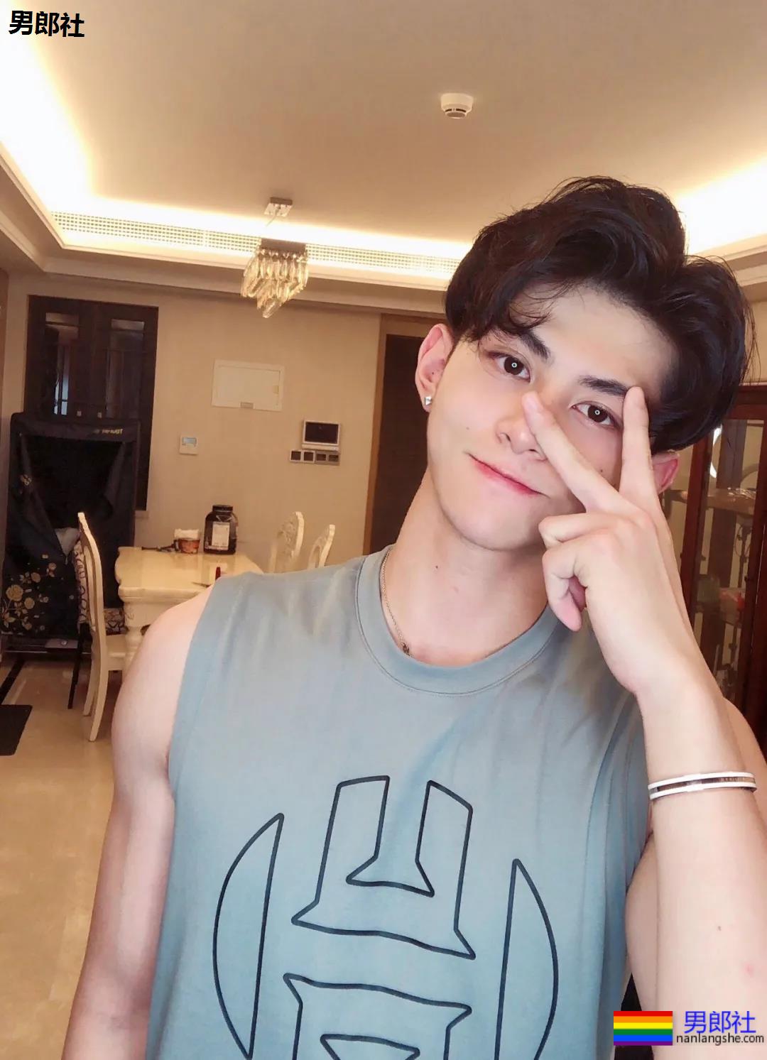 抖音网红小哥，颜值身材兼备 - 51虹马