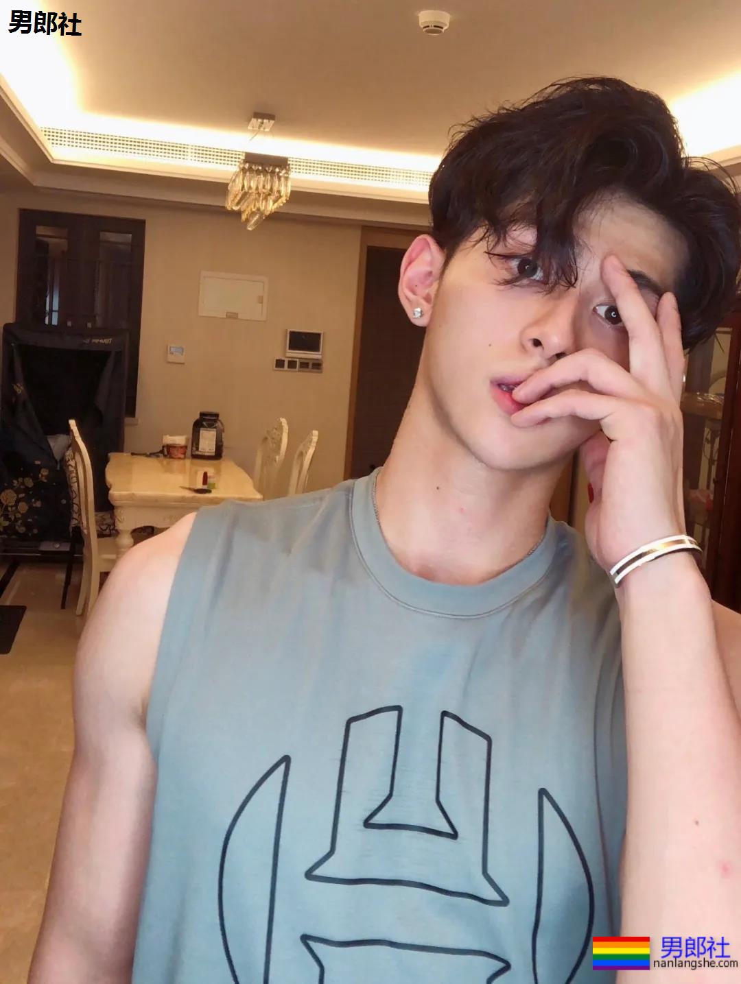 抖音网红小哥，颜值身材兼备 - 51虹马