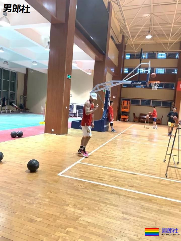 腹肌体育生小哥，随便打包一个带走！ - 51虹马