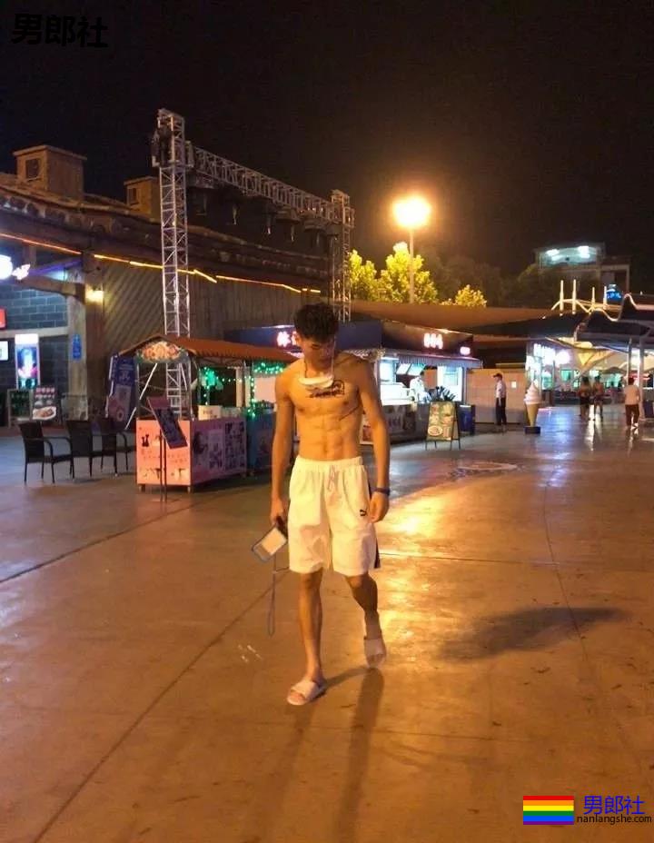 腹肌体育生小哥，随便打包一个带走！ - 51虹马