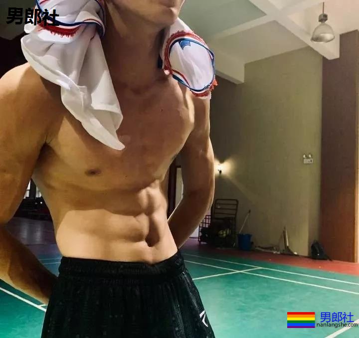 腹肌体育生小哥，随便打包一个带走！ - 51虹马