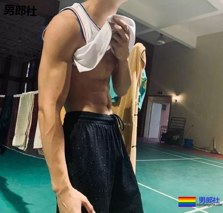 腹肌体育生小哥，随便打包一个带走！ - 51虹马