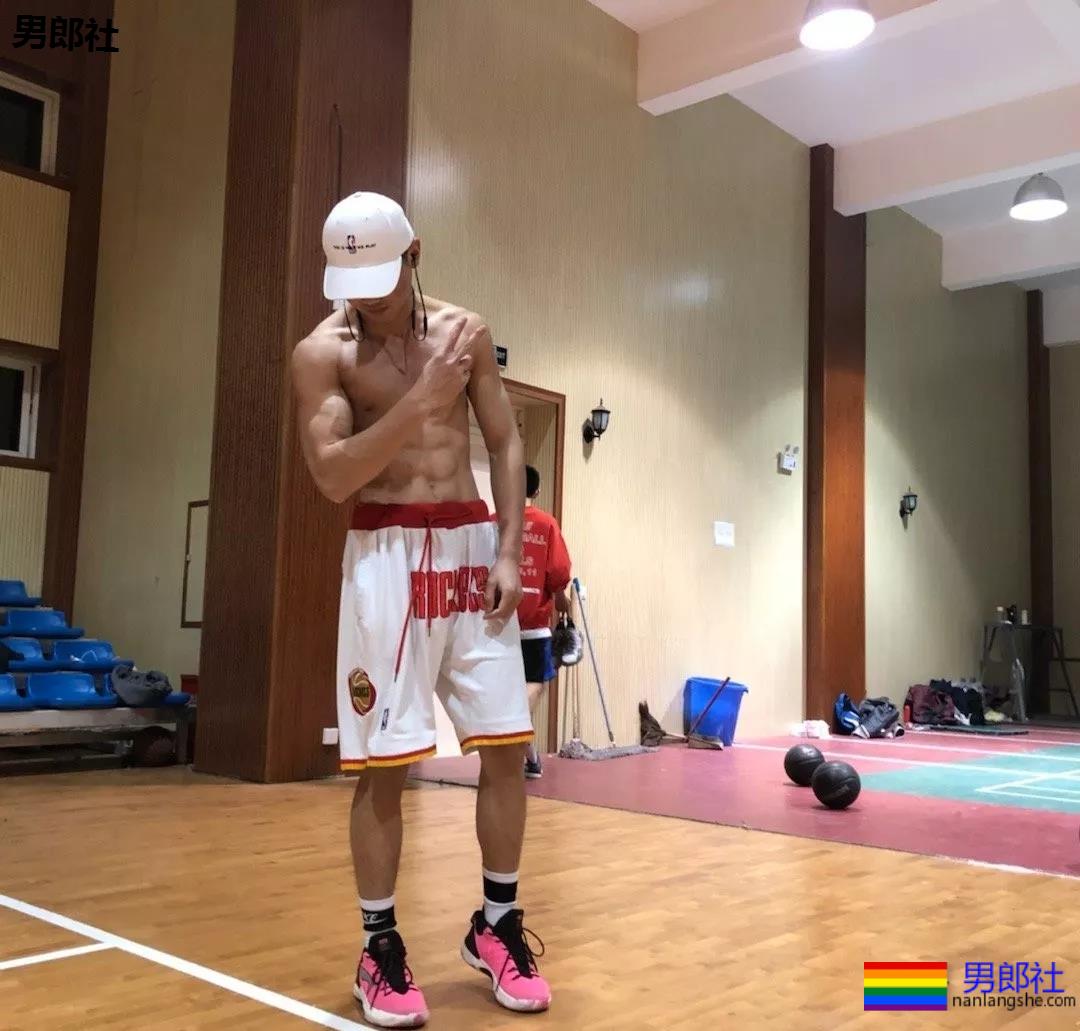 腹肌体育生小哥，随便打包一个带走！ - 51虹马