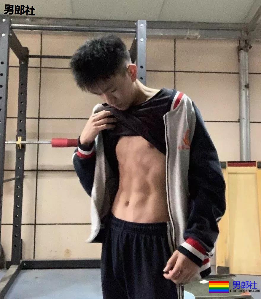 腹肌体育生小哥，随便打包一个带走！ - 51虹马