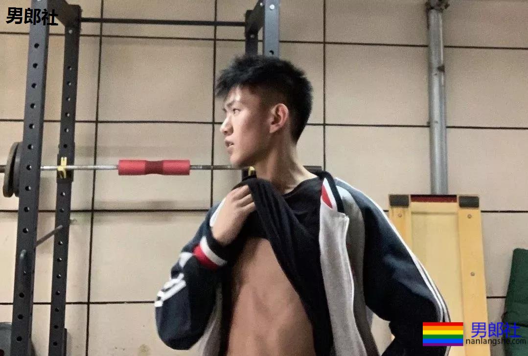 腹肌体育生小哥，随便打包一个带走！ - 51虹马