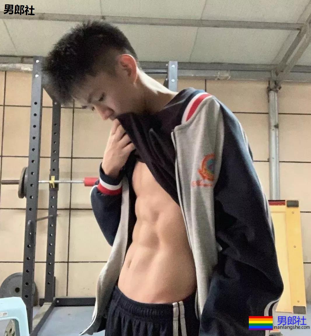 腹肌体育生小哥，随便打包一个带走！ - 51虹马