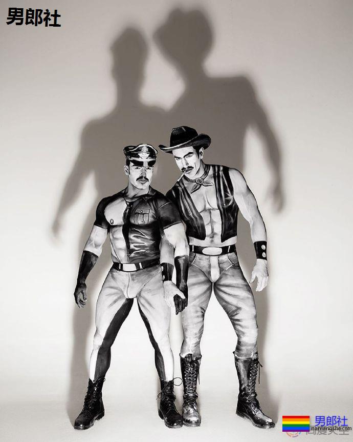 人体彩绘师把“芬兰的汤姆”画作搬入现实-51虹马