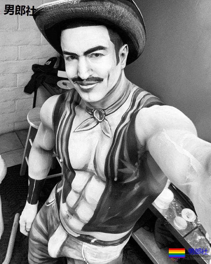 人体彩绘师把“芬兰的汤姆”画作搬入现实 - 51虹马