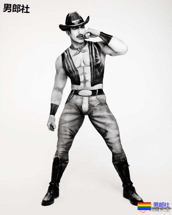 人体彩绘师把“芬兰的汤姆”画作搬入现实 - 51虹马