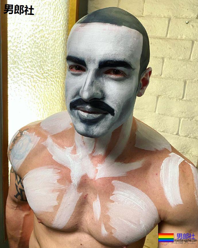 人体彩绘师把“芬兰的汤姆”画作搬入现实 - 51虹马