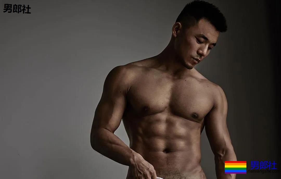 大胸黝黑肌肉汉子,运动裤透露 “ 大 ” 实力!! - 51虹马 大胸黝黑肌肉汉子,运动裤透露 “ 大 ” 实力!! - 51虹马