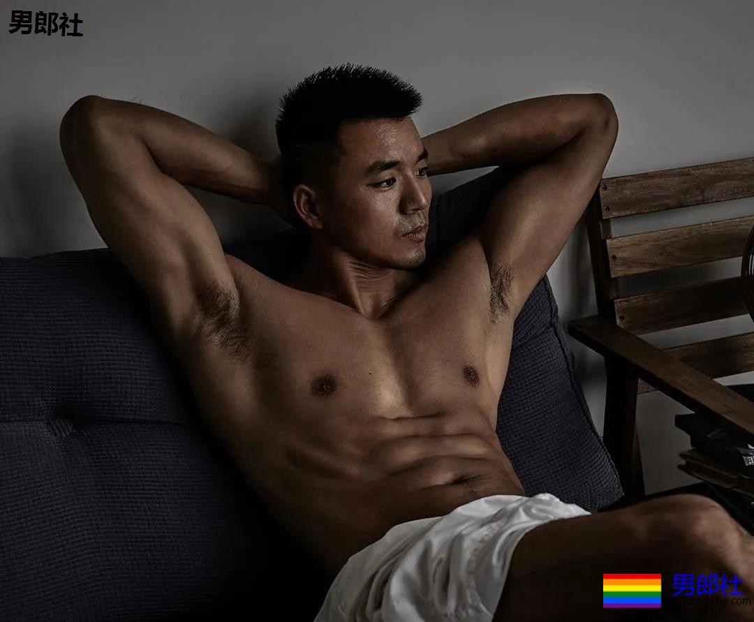 大胸黝黑肌肉汉子,运动裤透露 “ 大 ” 实力!! - 51虹马 大胸黝黑肌肉汉子,运动裤透露 “ 大 ” 实力!! - 51虹马