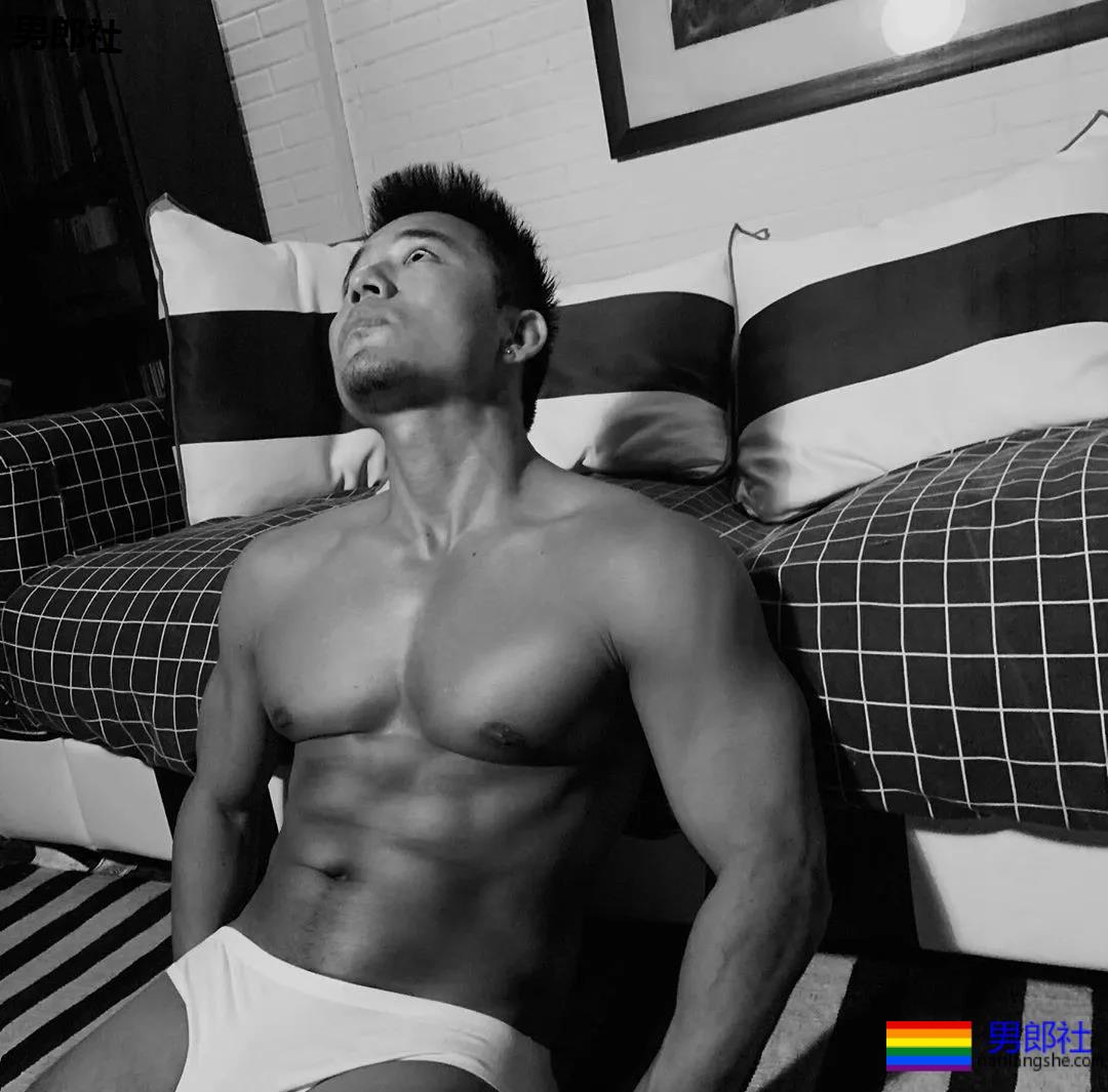 大胸黝黑肌肉汉子,运动裤透露 “ 大 ” 实力!! - 51虹马 大胸黝黑肌肉汉子,运动裤透露 “ 大 ” 实力!! - 51虹马