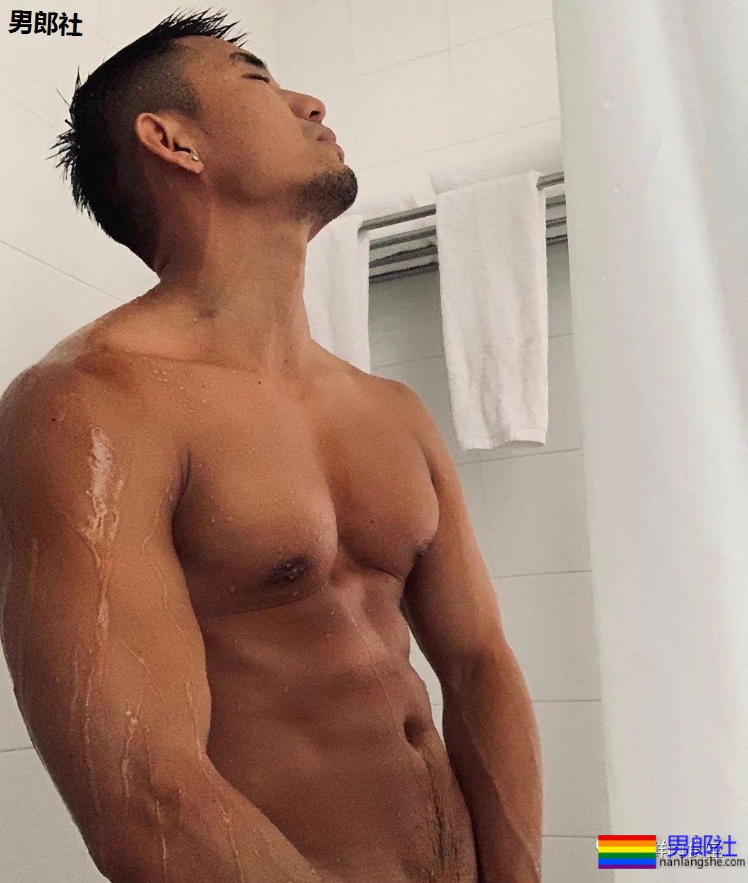 大胸黝黑肌肉汉子,运动裤透露 “ 大 ” 实力!! - 51虹马 大胸黝黑肌肉汉子,运动裤透露 “ 大 ” 实力!! - 51虹马